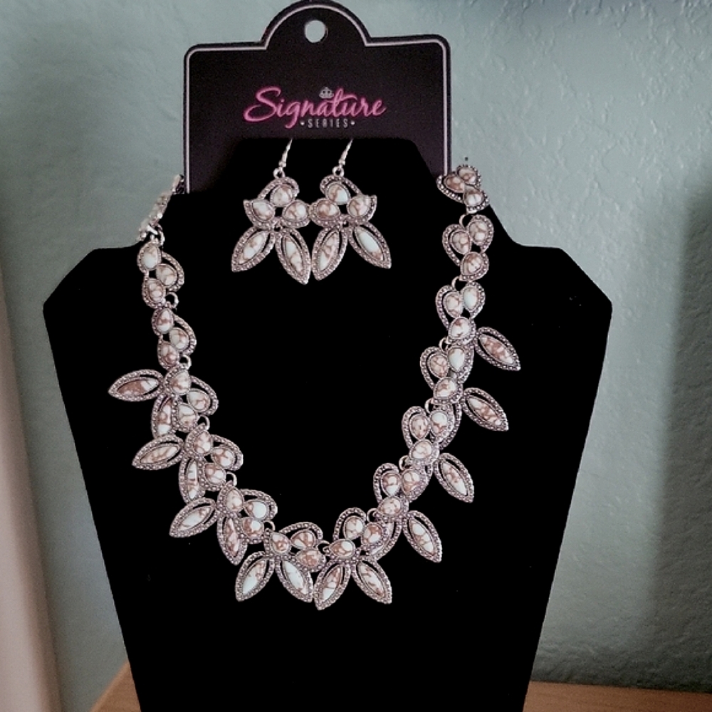 NWT Zi Paparazzi Silver and green Necklace with Matching Earrings